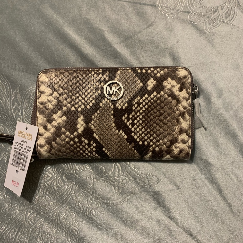 NOT FOR SALE -MICHAEL KORS FULTON WALLET - Picture 1 of 3